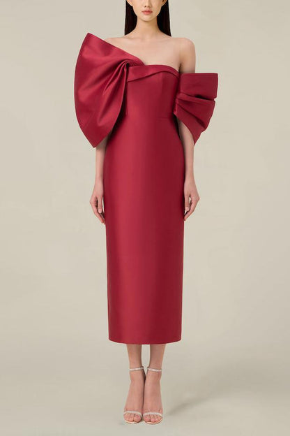 Vestido midi asimétrico con hombros descubiertos y lazo en rojo 
