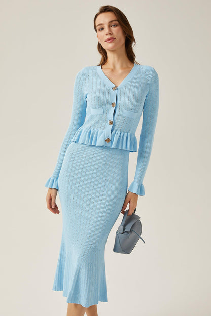 Conjunto de top con botones de metal sólido y falda midi de punto de cintura alta azul 