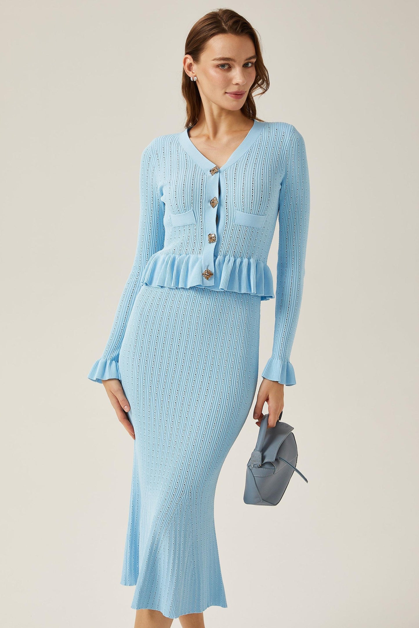 Conjunto de top con botones de metal sólido y falda midi de punto de cintura alta azul 