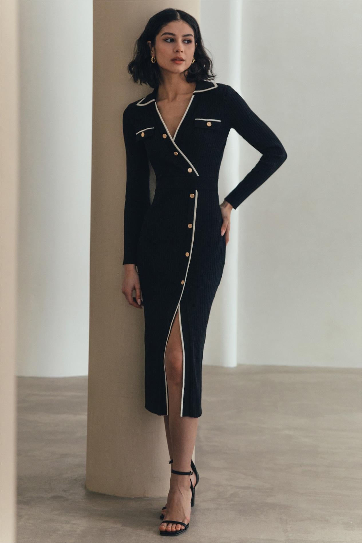 Vestido midi con bajo metálico en color de contraste 