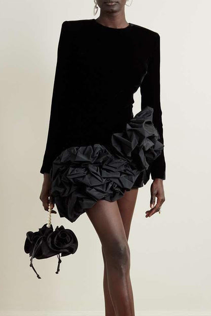 Minivestido de terciopelo liso con volantes y mangas largas 