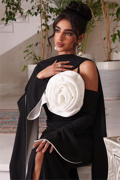 Vestido midi con capa y flores 3D en contraste de color 