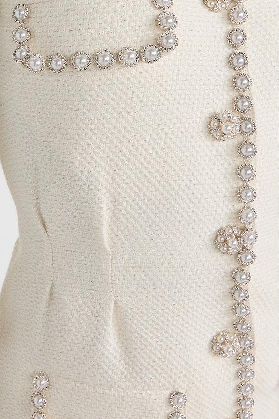 Minivestido de tweed con botones y perlas sintéticas 