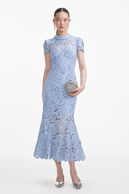 Vestido midi de encaje con cuello redondo y manga corta 