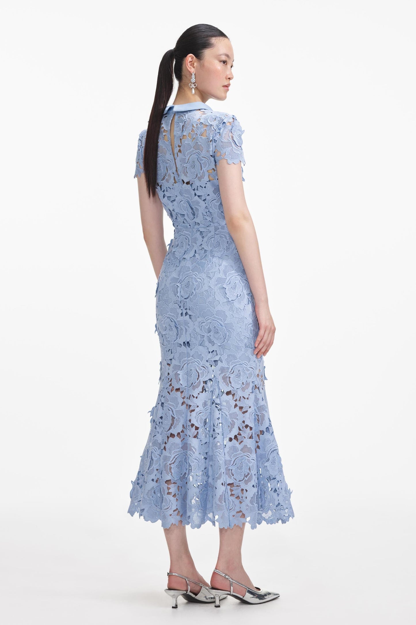 Vestido midi de encaje con cuello redondo y manga corta 