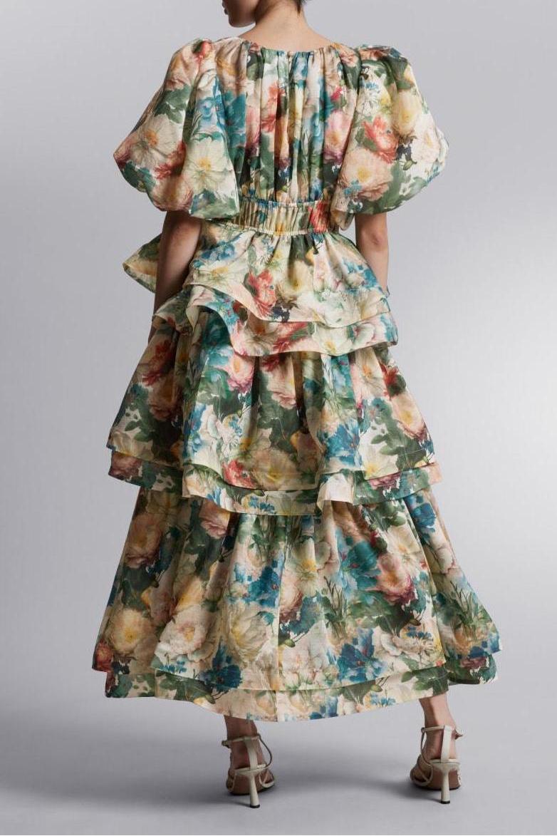 Vestido midi escalonado con mangas abullonadas y estampado floral 