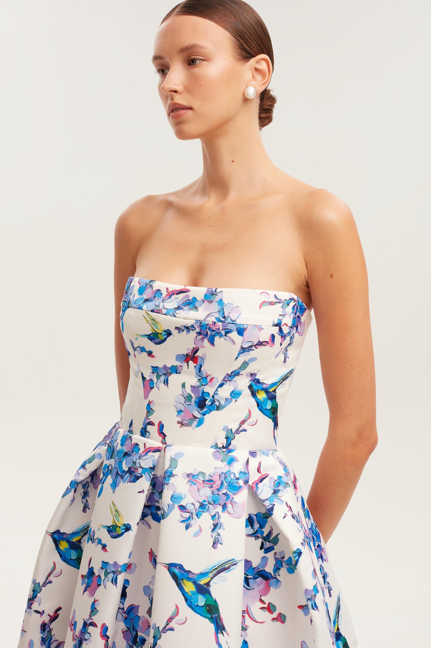 Vestido midi floral con hombros descubiertos y cordones 