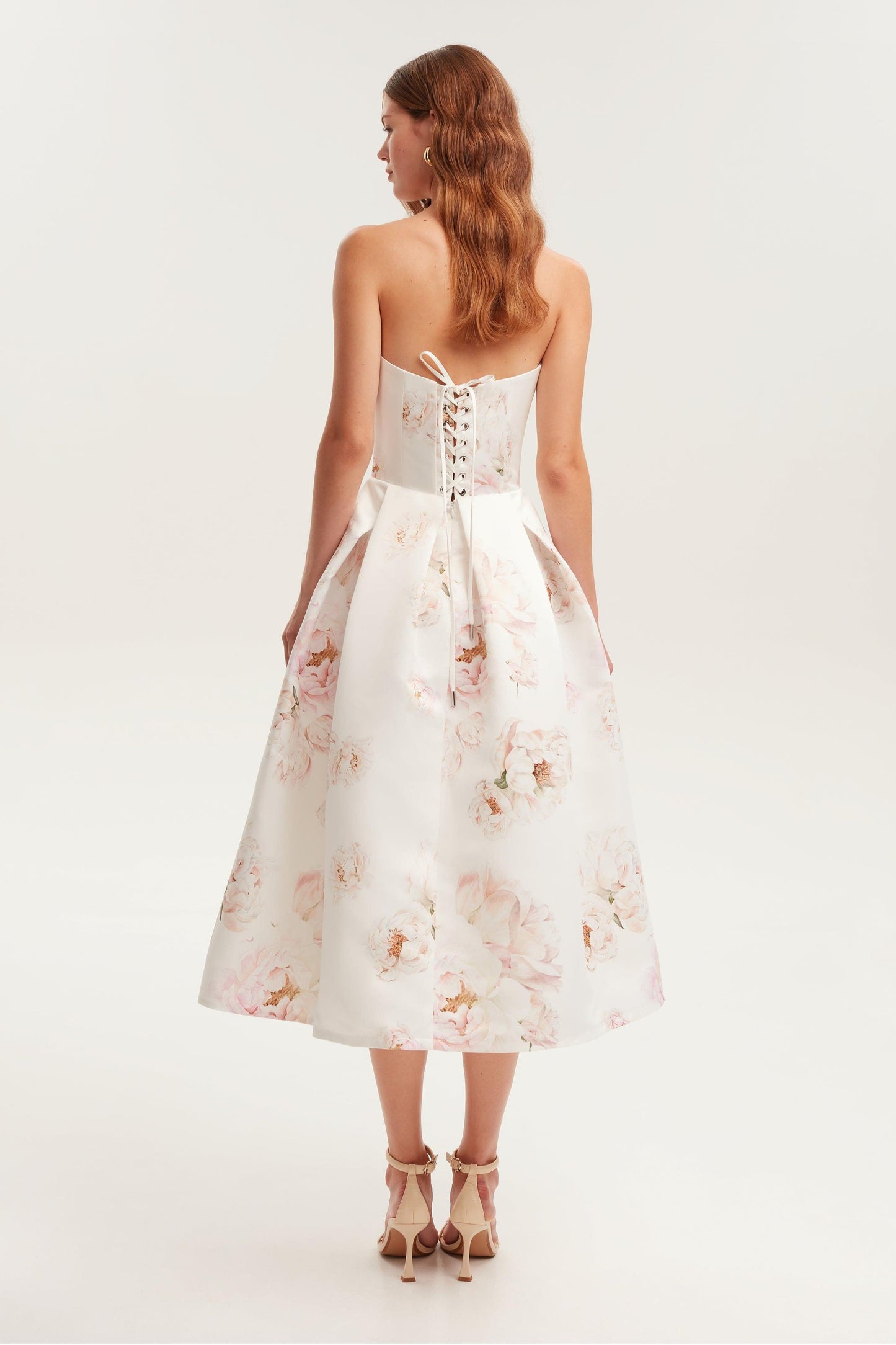 Vestido midi floral con hombros descubiertos y cordones 