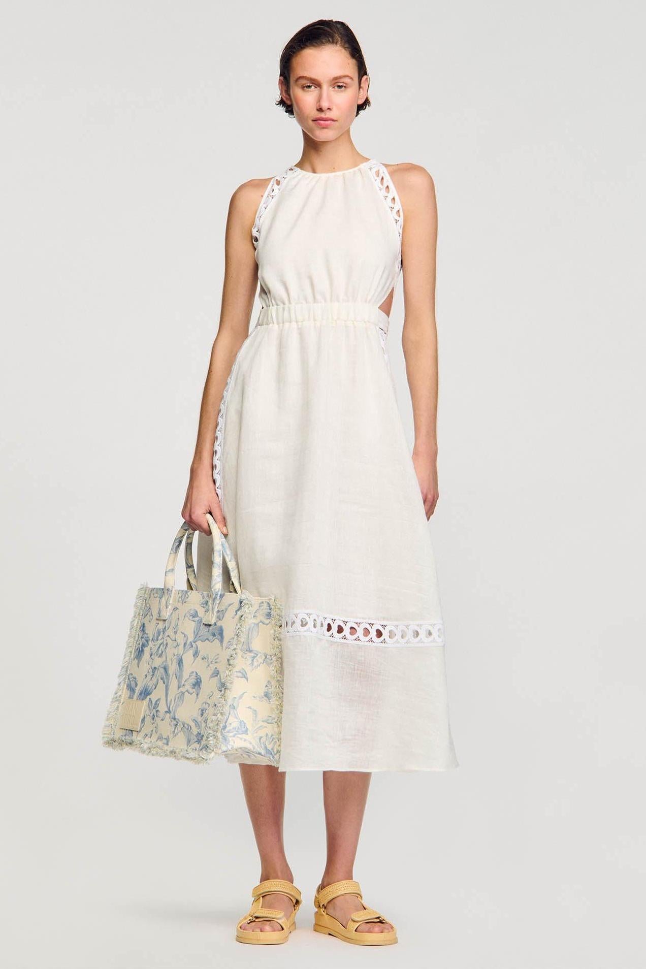 Vestido midi con cuello halter y encaje en forma de corazón 