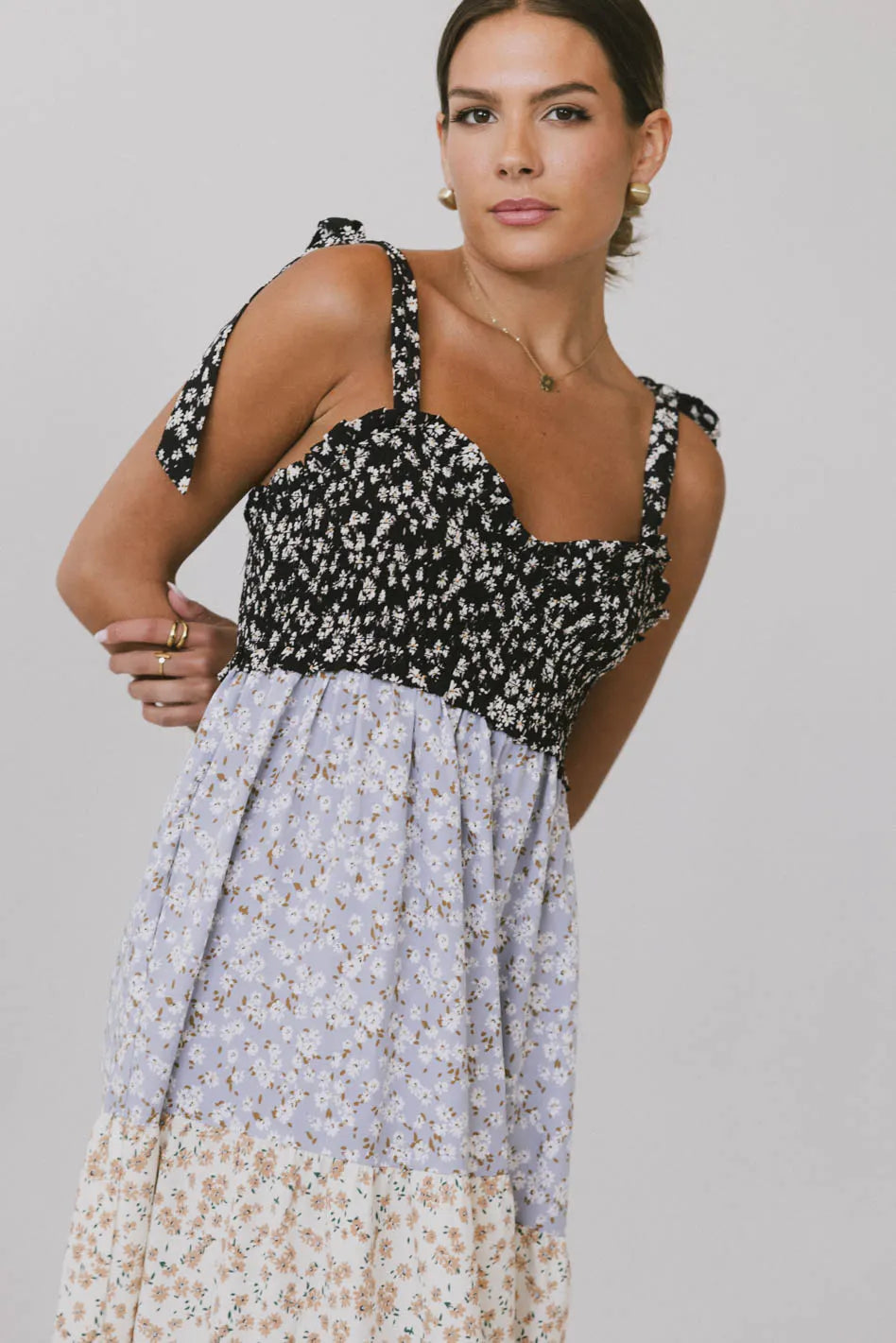 Vestido midi con volantes y estampado floral 