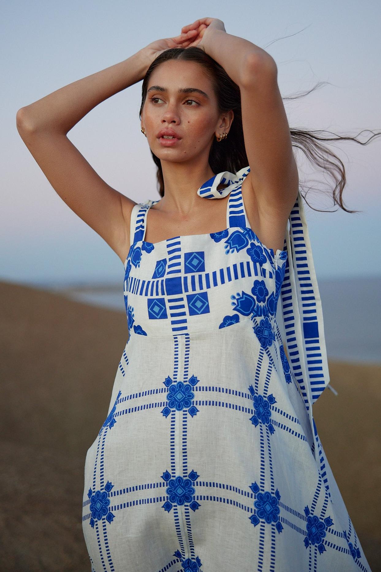 Vestido midi sin mangas con cordones y estampado paisley 