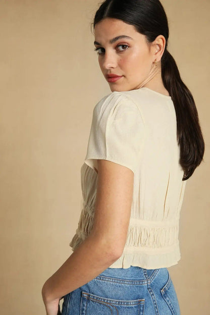 Blusa de manga corta con volantes, cuello en V y cordones 