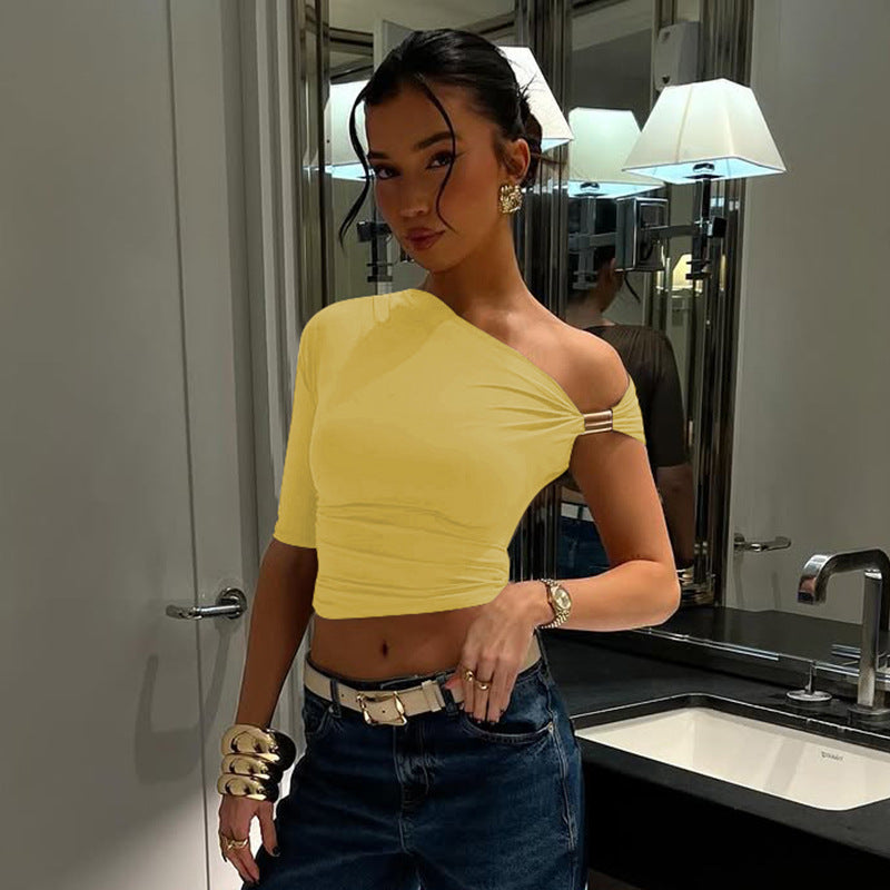 Camiseta ajustada asimétrica con pliegues y hombros descubiertos para mujer, color liso, de manga corta