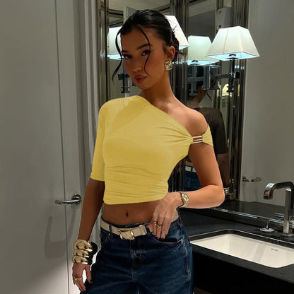 Camiseta ajustada asimétrica con pliegues y hombros descubiertos para mujer, color liso, de manga corta