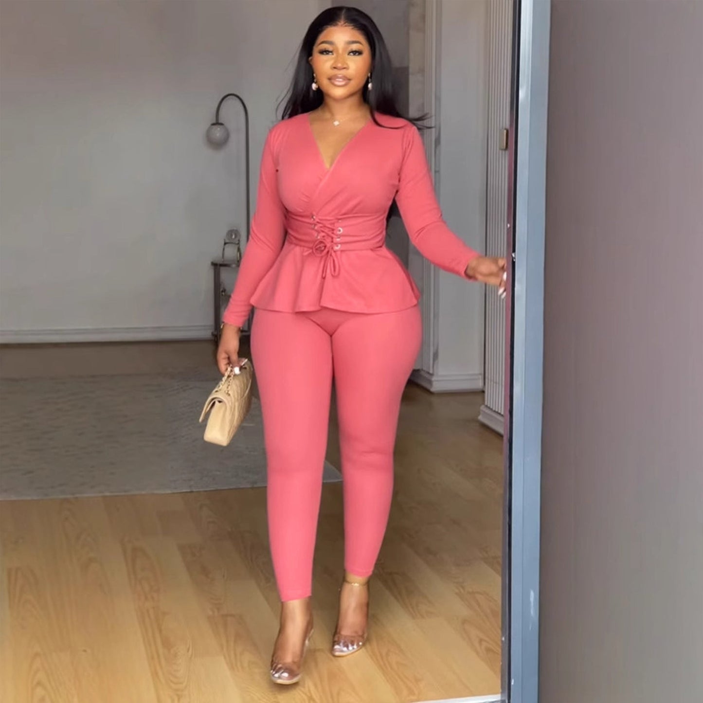 Conjunto de dos piezas de blusa y pantalón de manga larga con escote en V y cintura ajustada de color liso