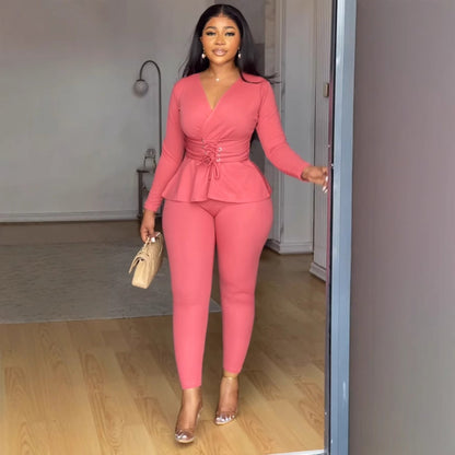 Conjunto de dos piezas de blusa y pantalón de manga larga con escote en V y cintura ajustada de color liso