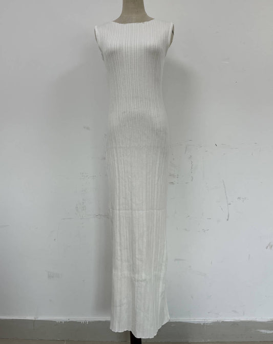 Vestido maxi de punto sin mangas, ajustado, informal, con cintura ceñida y rayas hundidas.