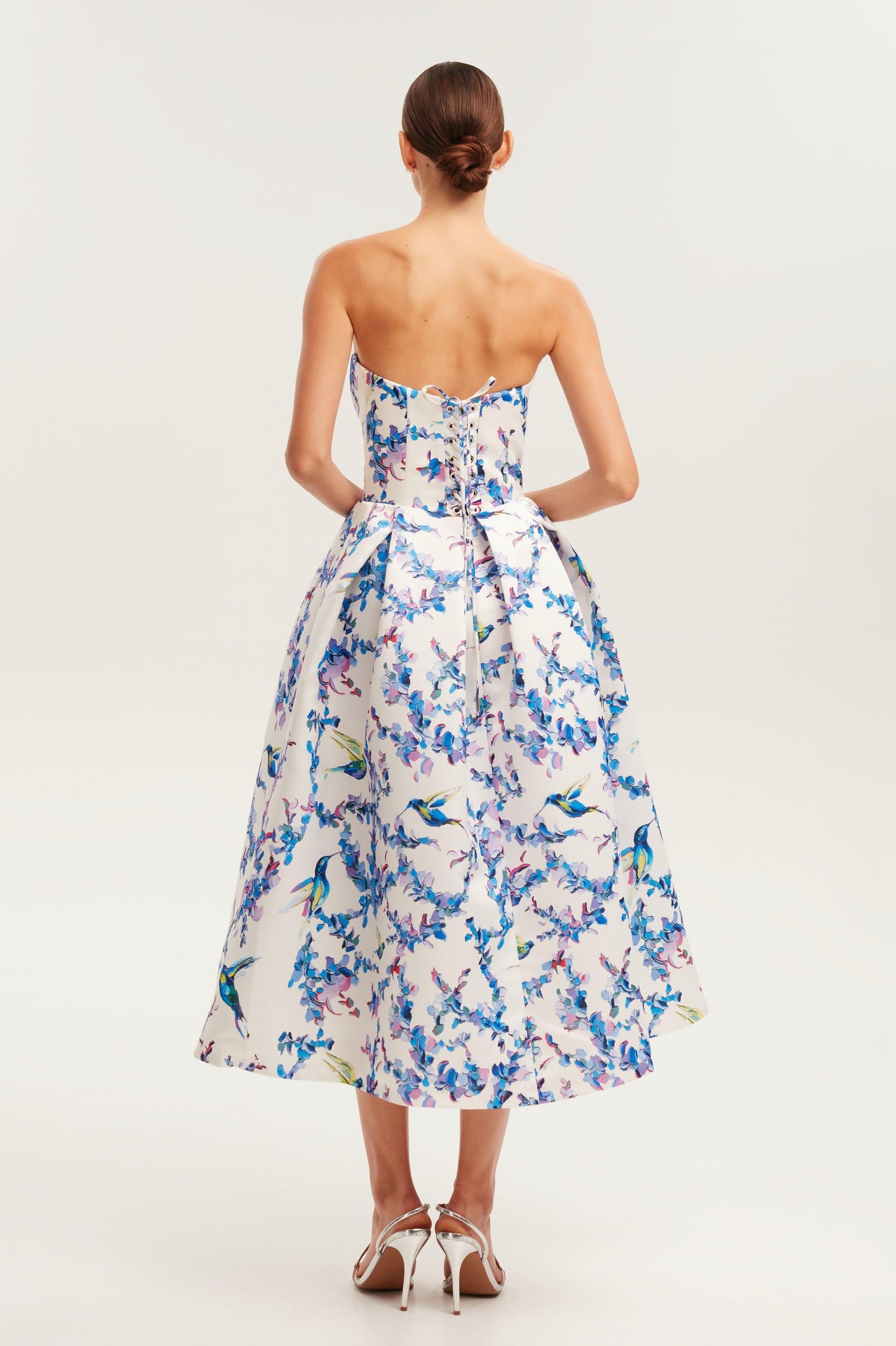 Vestido midi floral con hombros descubiertos y cordones 