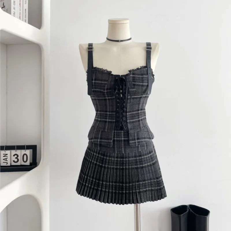 Conjunto de 3 piezas estilo retro coreano de otoño para mujer, camisa blanca, chaleco de tirantes y falda plisada, diseño de estilo universitario, moda Y2K.