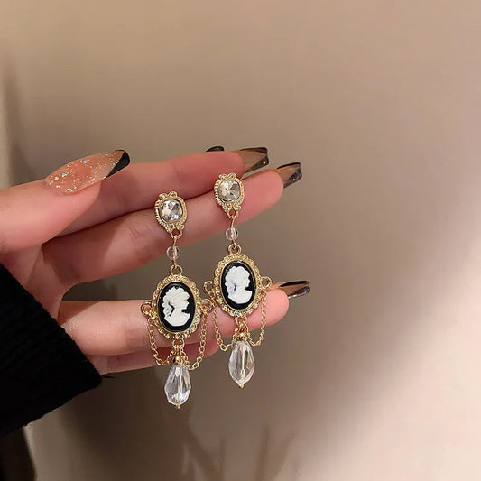 Lizakosht Retro Queen Coin Pendant Earrings for Women Gold Metal Clear Crystal Dangle Chains Brincos