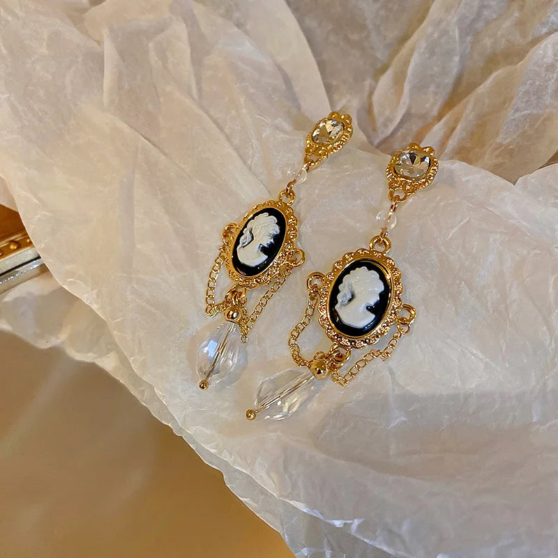 Lizakosht Retro Queen Coin Pendant Earrings for Women Gold Metal Clear Crystal Dangle Chains Brincos