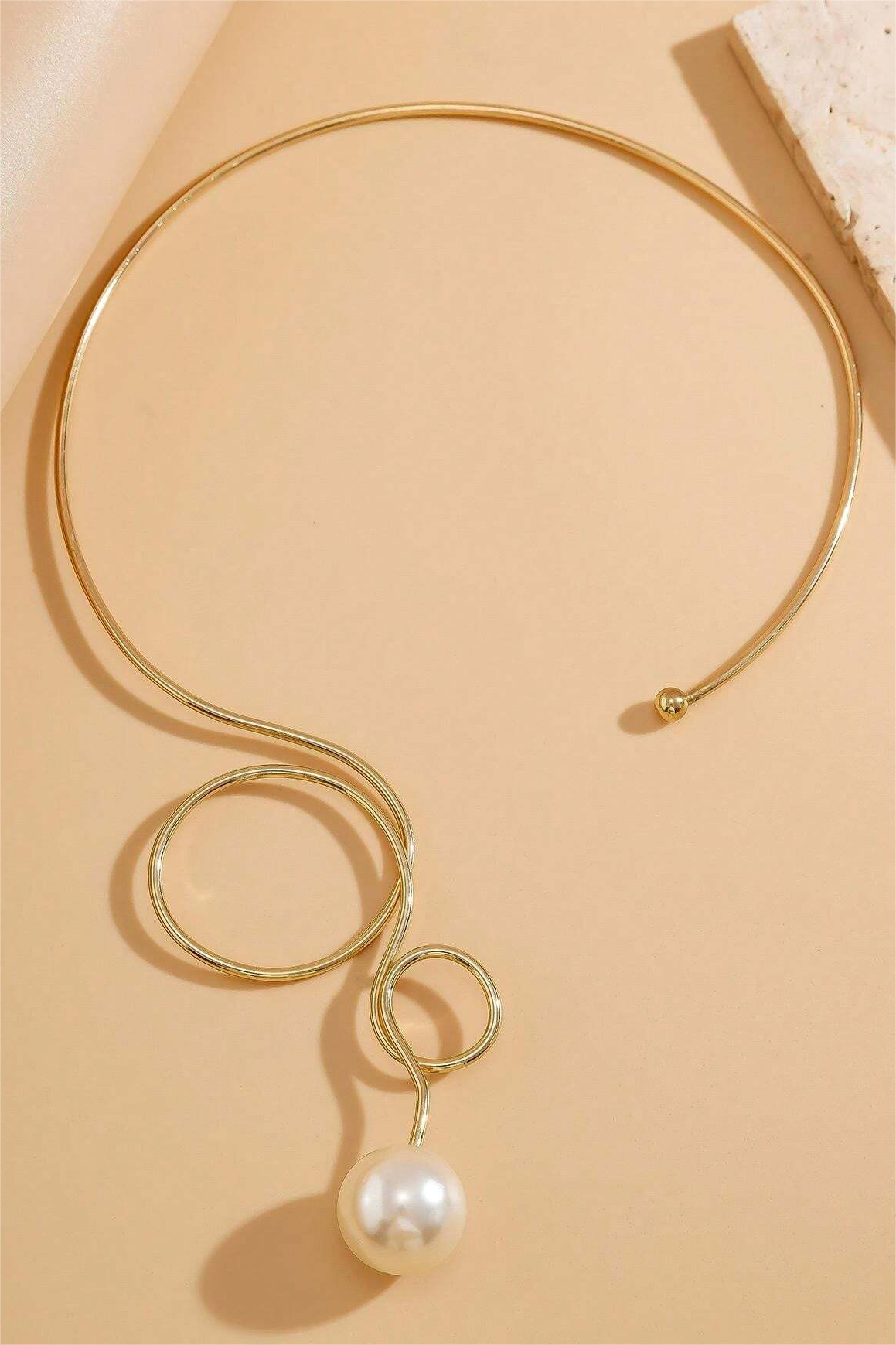 Collar de metal con forma irregular de perla artificial 