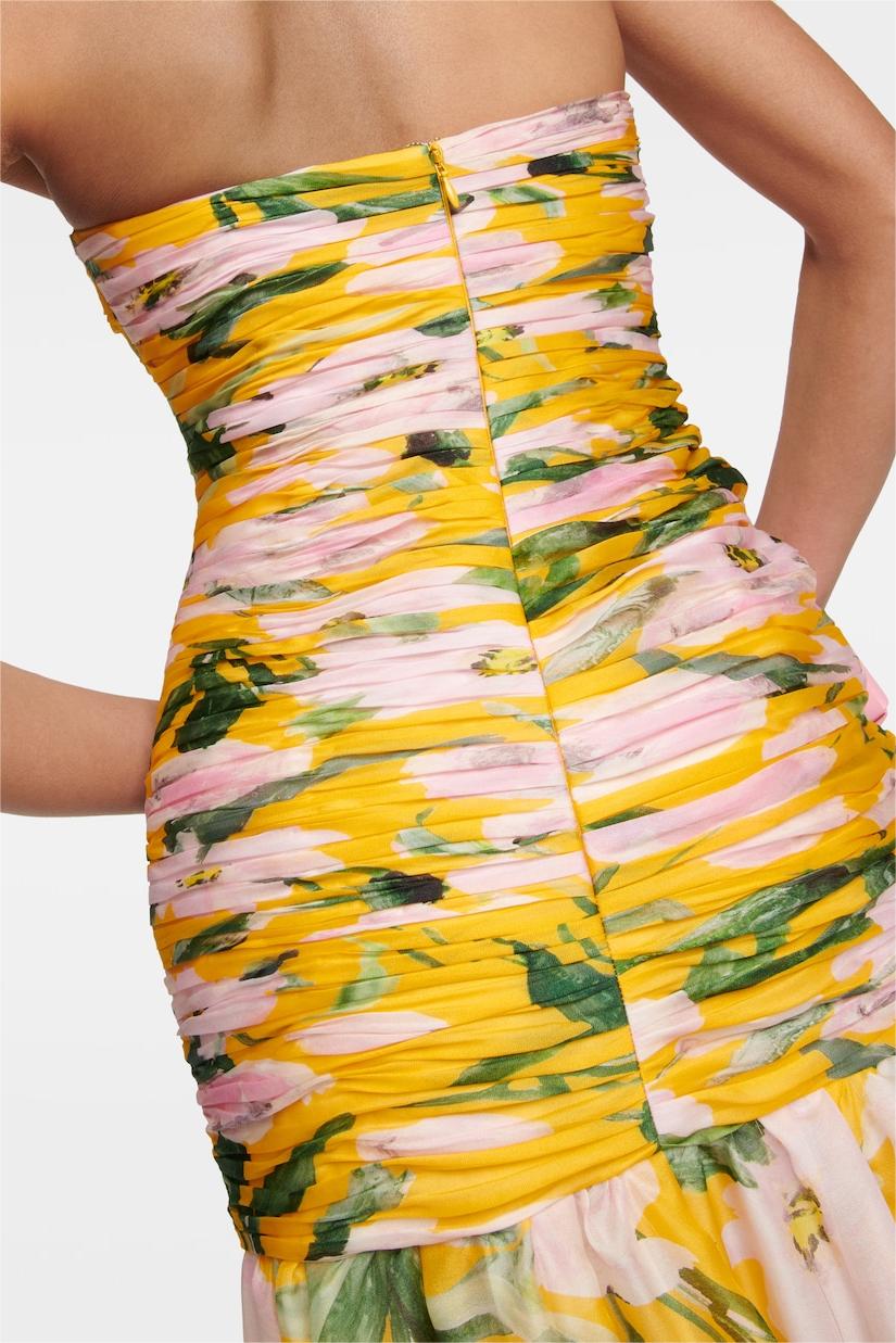 Vestido midi sin tirantes fruncido con flores 