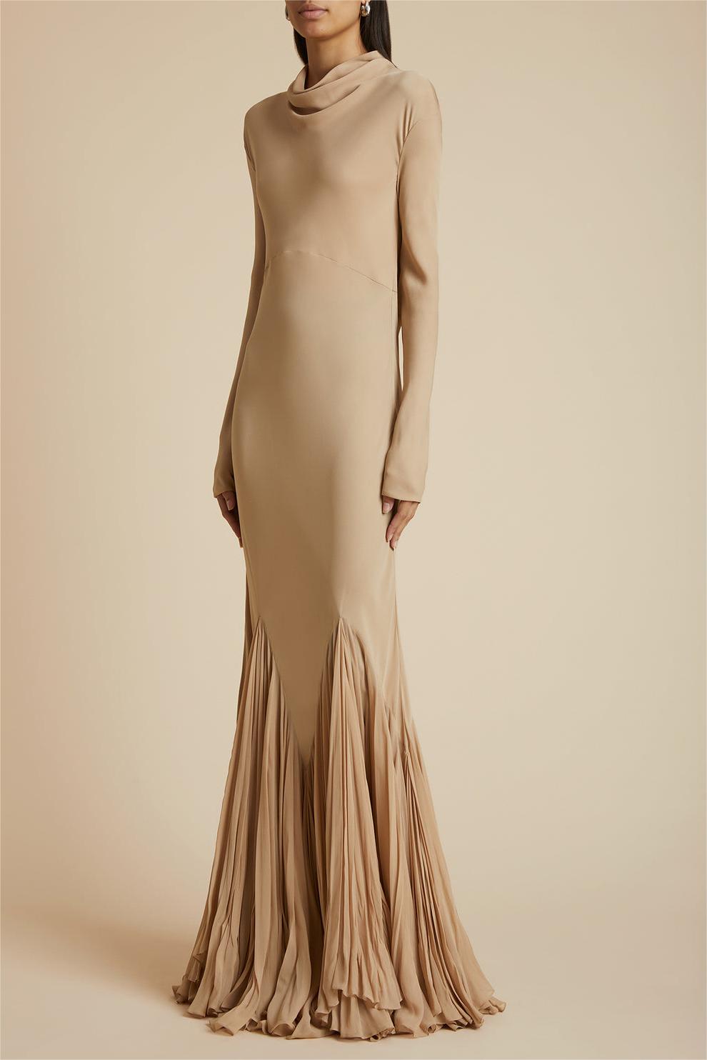 Vestido largo plisado de manga larga con escote vuelto 