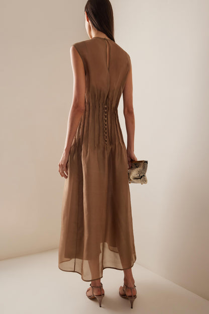 Vestido midi sin mangas con cuello redondo y pliegues de palillo 