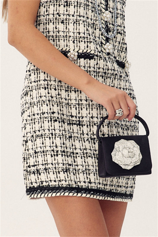 Bolso de noche adornado con rosas 