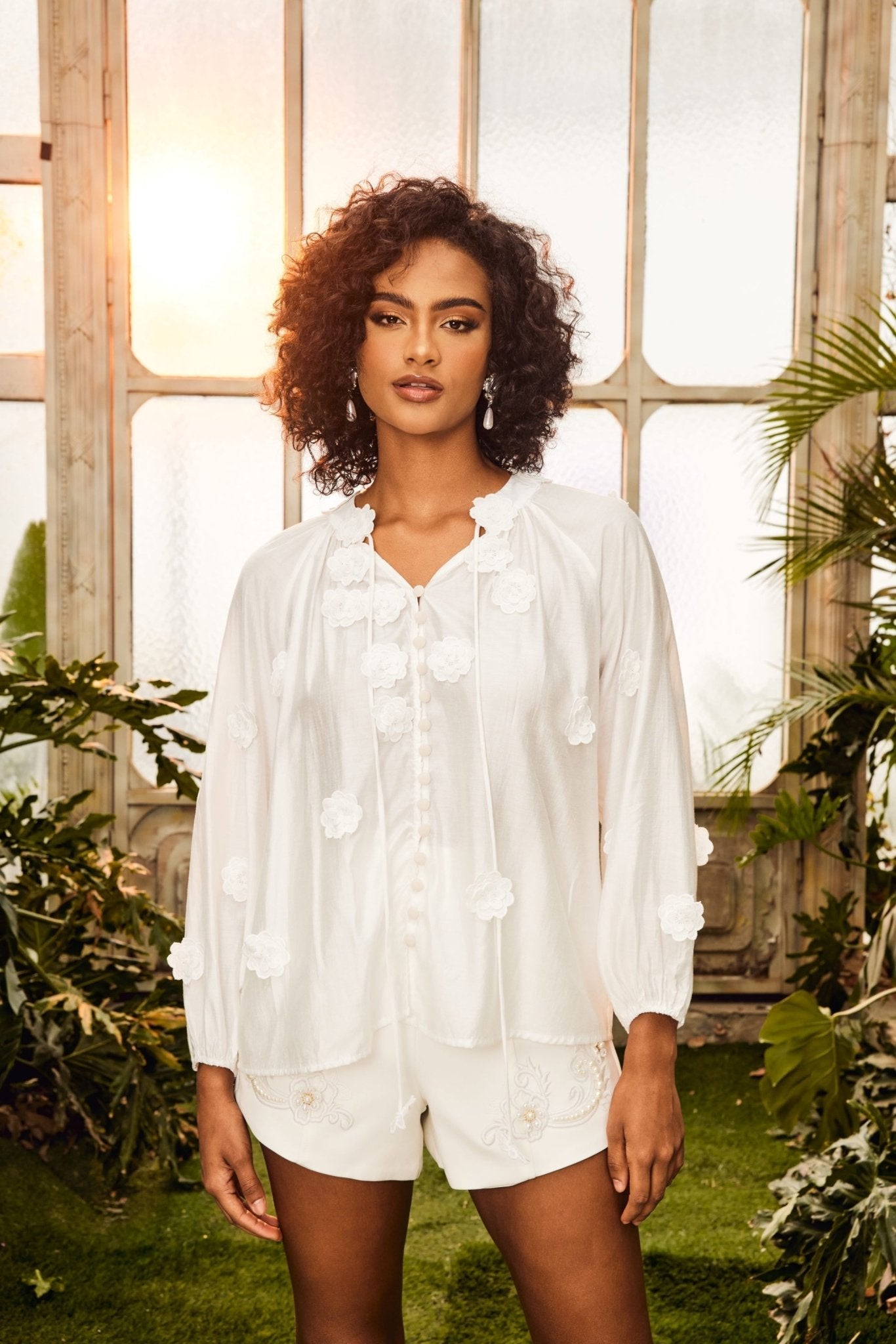 Blusa con cuello en V y estampado floral Ella 