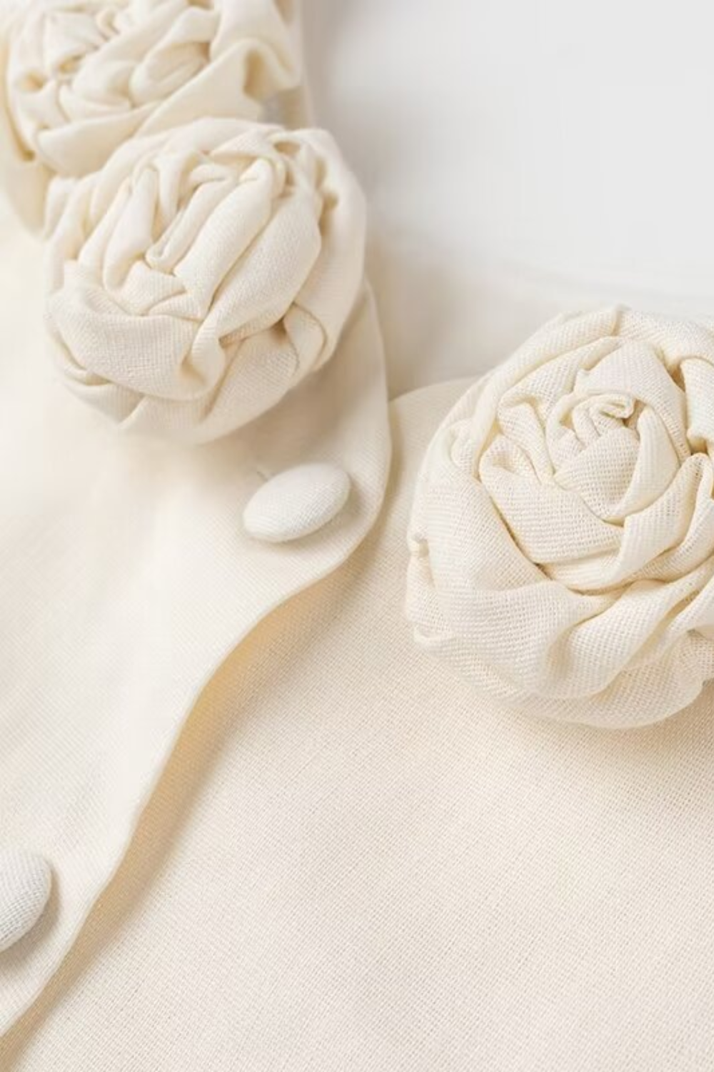 Chaleco Cynthia con cuello en U y apliques florales 