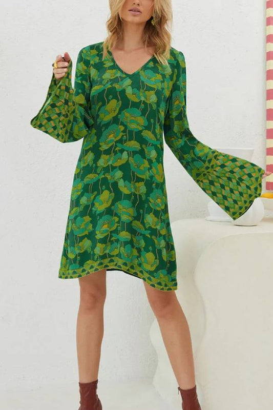 Vestido con estampado floral verde, escote en V y mangas acampanadas