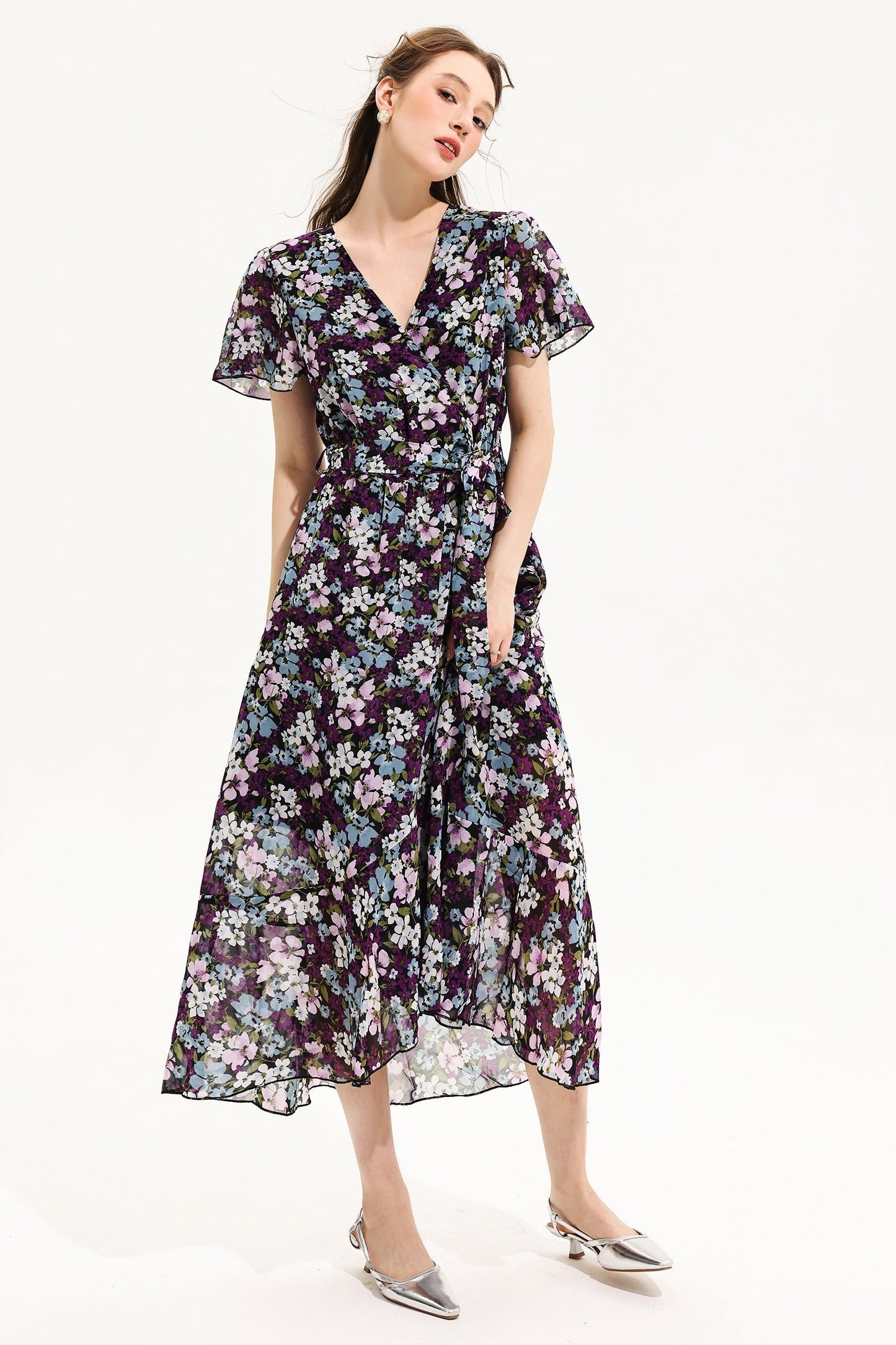 Vestido midi de manga corta con escote en V y estampado floral amarillo 