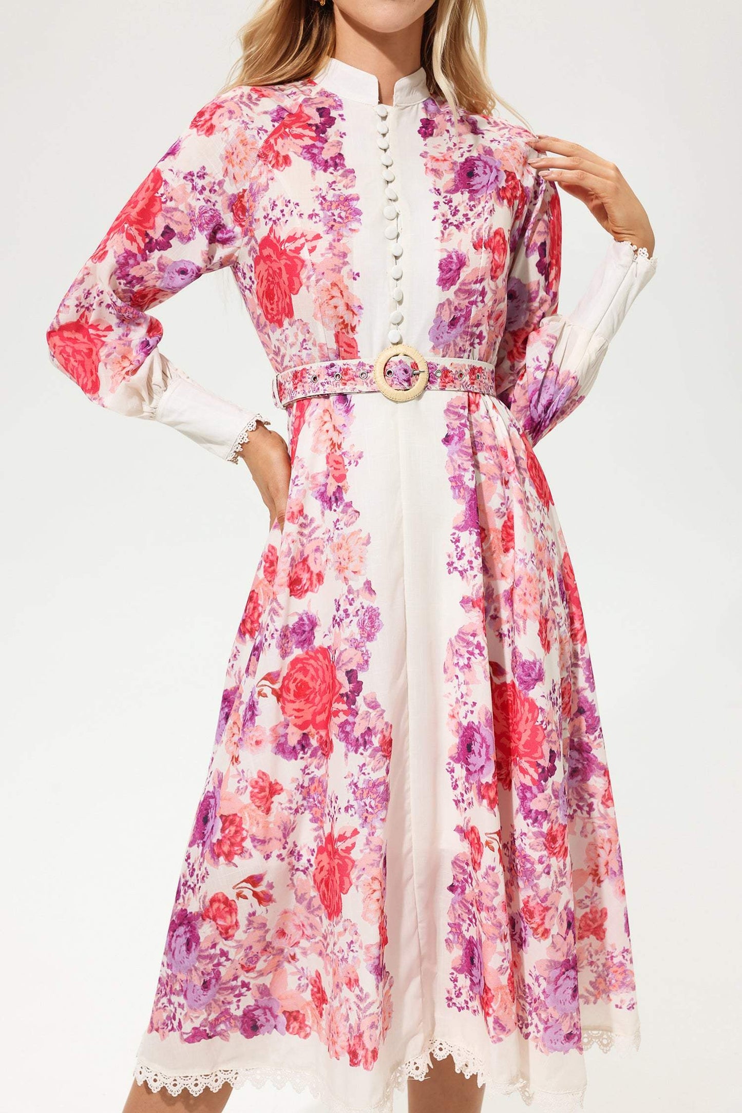 Vestido midi rojo con cinturón, botones y mangas largas con estampado floral