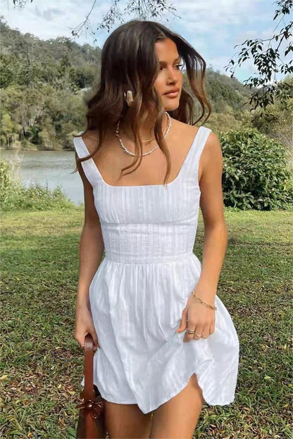 Vestido mini de tirantes con cuello cuadrado 