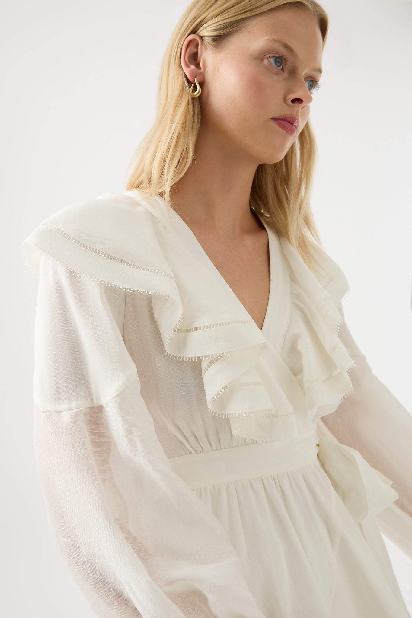 Vestido midi asimétrico con escote en V y manga larga con volantes en el bajo 