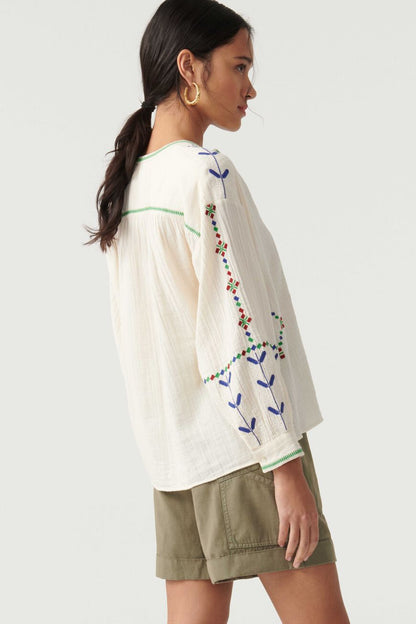 Camisa bordada con botones y cuello redondo con mangas farol 