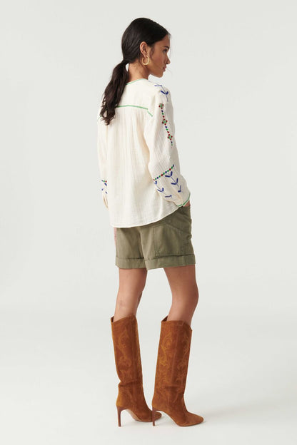 Camisa bordada con botones y cuello redondo con mangas farol 