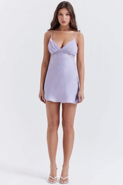 Vestido mini camisola sin espalda con bordado de flores 