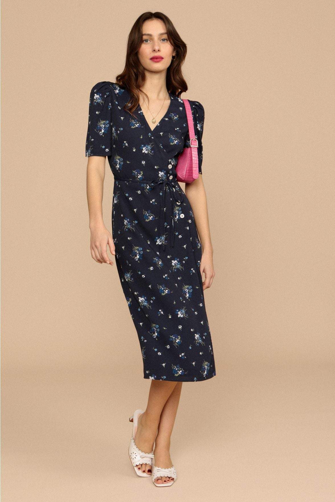 Vestido midi floral de manga corta con cuello en V 