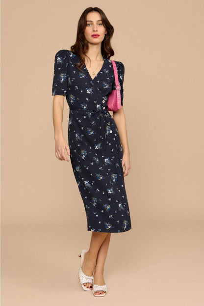 Vestido midi floral de manga corta con cuello en V 