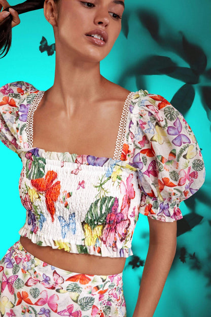 Conjunto de top con mangas abullonadas y cuello cuadrado y minifalda con volantes 