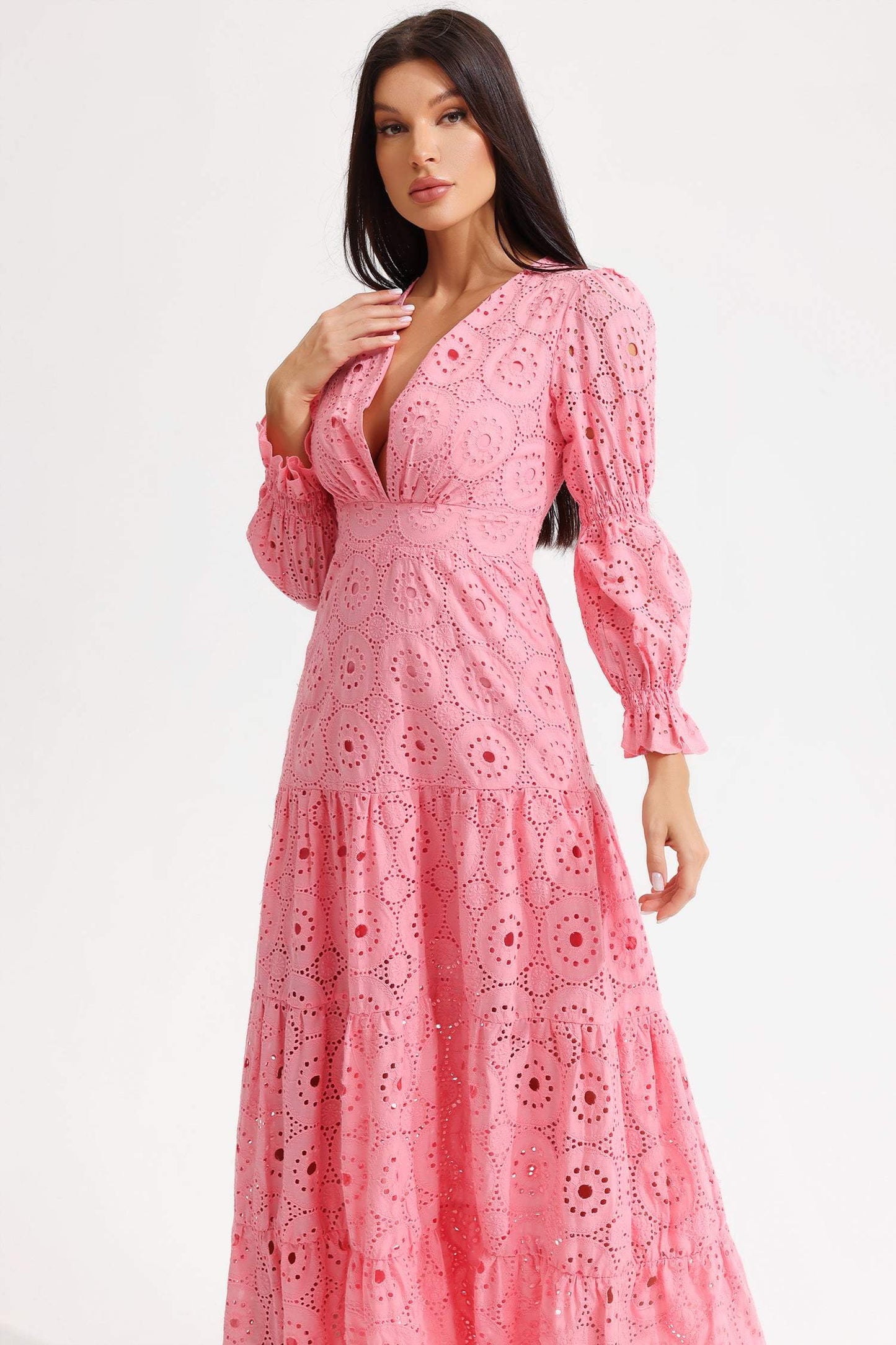 Vestido midi rosa con escote en V, mangas farol y cintura cónica 