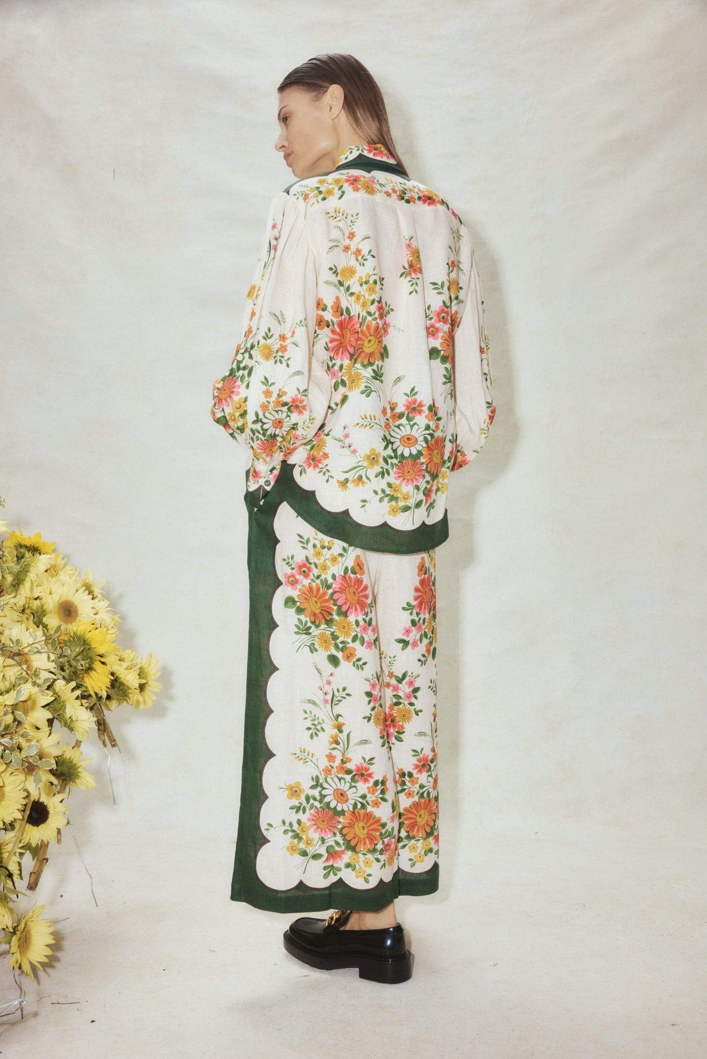 Traje con mangas de farol y solapa con hebilla floral 