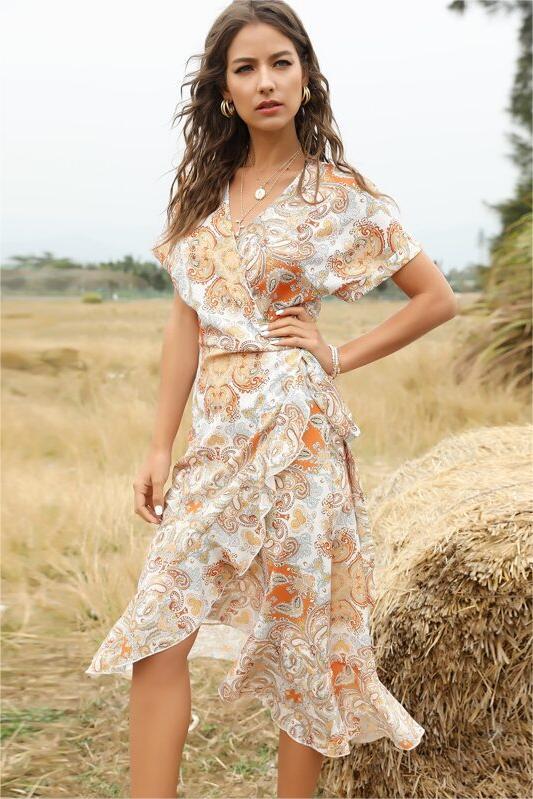 Vestido midi con cuello en V, volantes y cordones estampados 