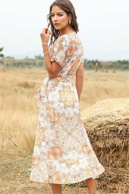 Vestido midi con cuello en V, volantes y cordones estampados 