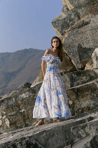 Vestido largo con volantes y hombros descubiertos con flores 