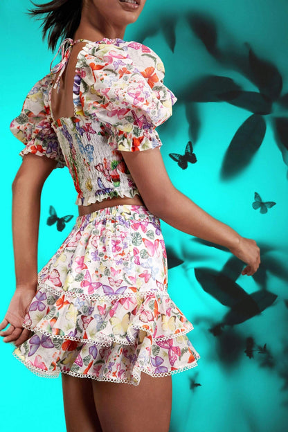 Conjunto de top con mangas abullonadas y cuello cuadrado y minifalda con volantes 