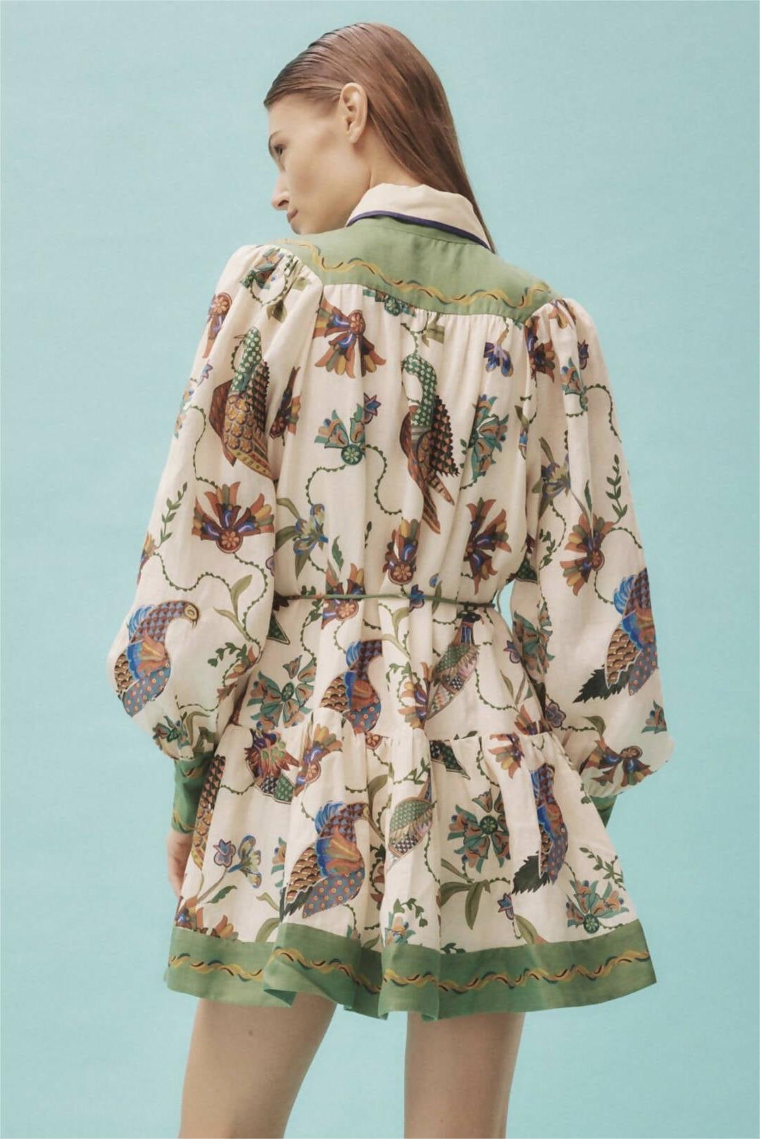 Vestido mini de manga larga con cuello camisero de botonadura sencilla y estampado floral 